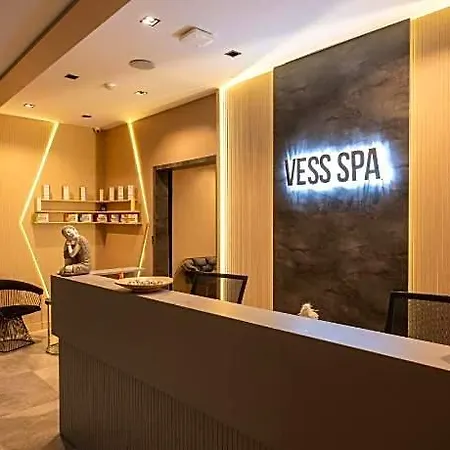 Vess & 4*